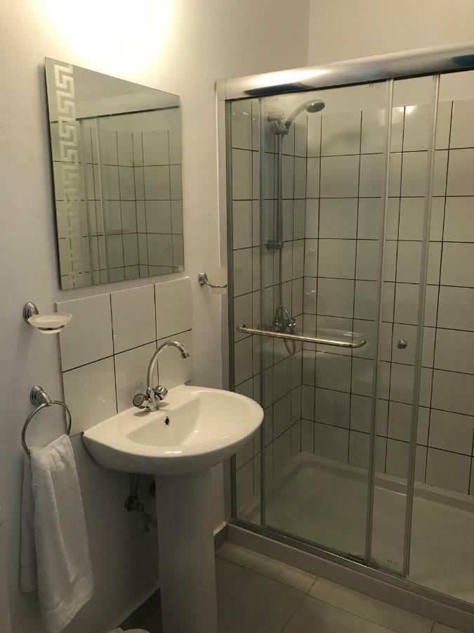 Athinas Court Апарт-отель Пафос